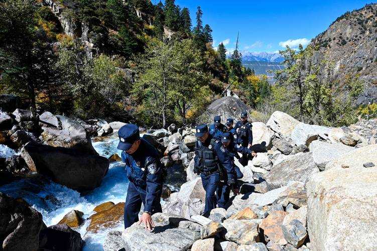 四川乡城：高海拔屏障下的疫情防控样本——低感染率背后的人地关系解析