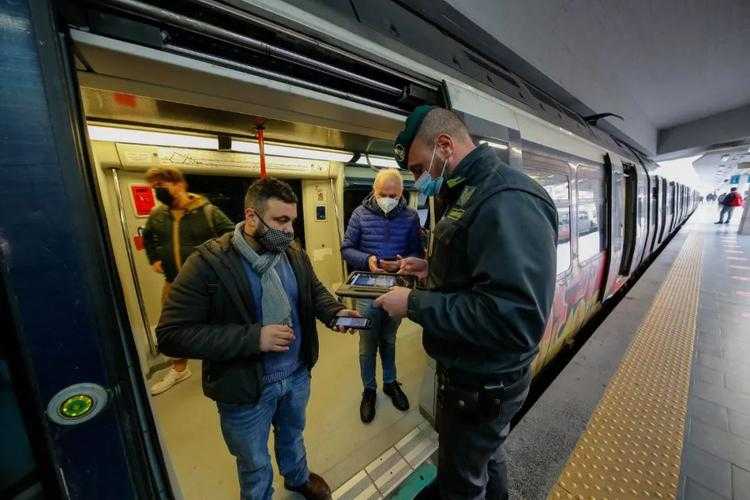 广东返程高峰防疫指南：奥密克戎亚型高发期分级诊疗要点