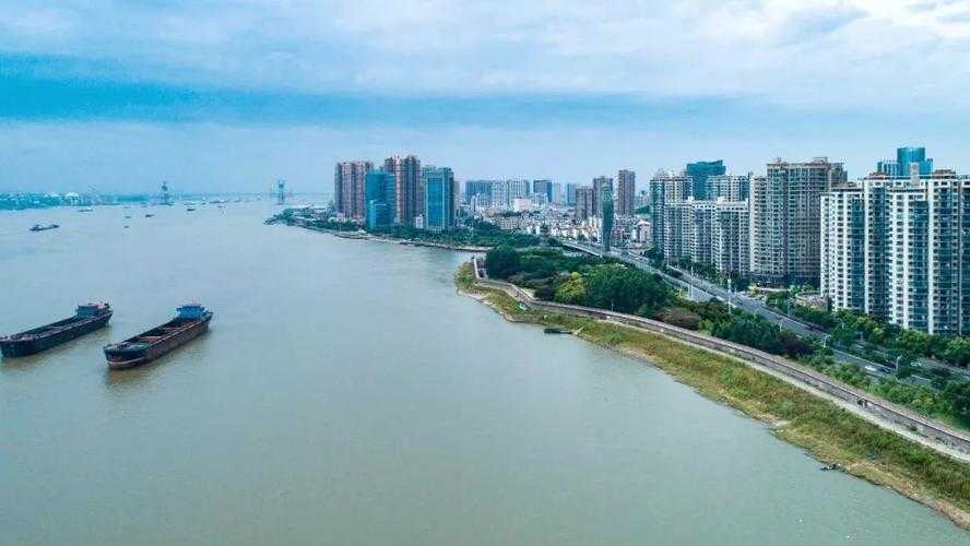 沿江城市疫情波动：安庆病例与水运通道的防控博弈