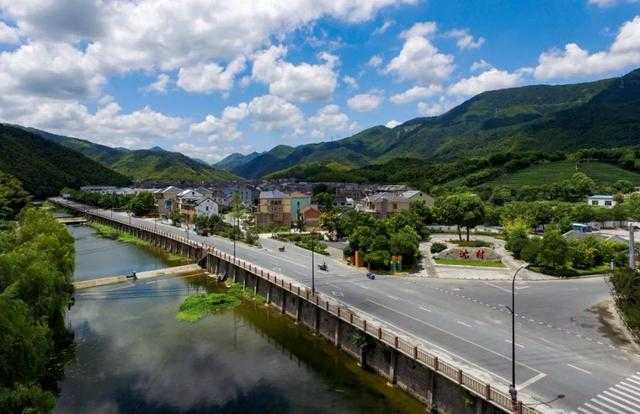 长三角防疫网的针眼缺口：桐庐3+5病例暴露的县域风险