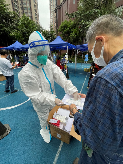 2020-2022成都疫情防御策略：变异毒株防控与分级诊疗实践